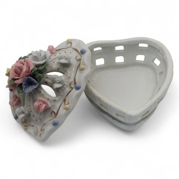 Heart-Shaped Porcelain Trinket Box With Floral Lid Design - Picture 6 of 7